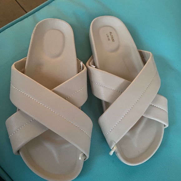 Alfani off white  Sandals pool slides feel like soft leather 9/10 - Picture 5 of 7